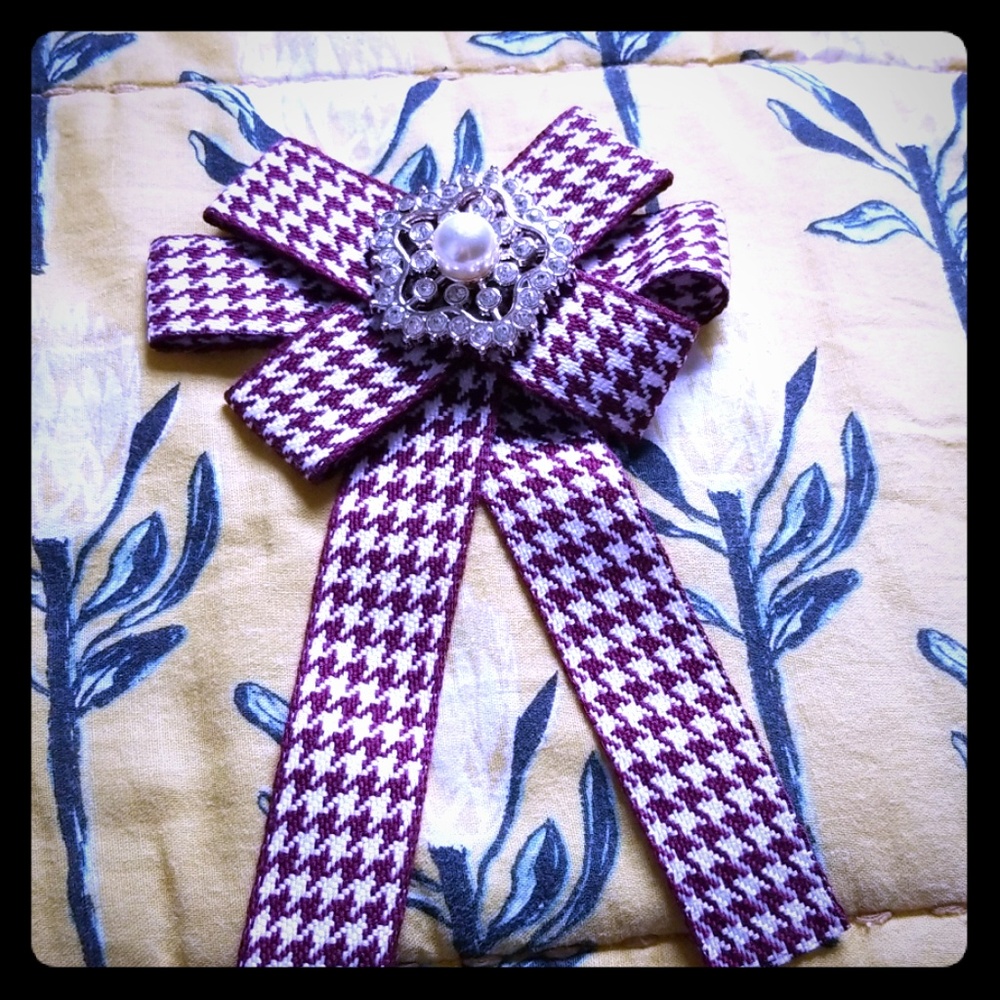 Preppy neck bow pin